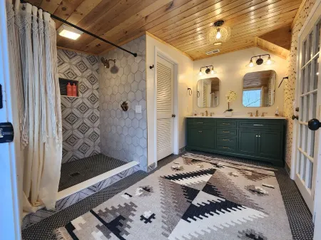 Cozy and Private Gem Cabin in the Smoky Mtns of NC, dog friendly,  great views!