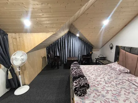 Zikra HomeStay Отели рядом с достопримечательностью «Шалимар Ба Магал Гарден»