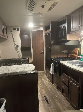 Cozy 1 1/2-bedroom caravan with WiFi, AC in nice Eagle Pass