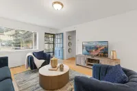 Sleeps 5, 3 Queen Beds, Centrally Located, Near Downtown KC & County Club Plaza