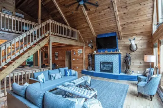 Cozy Secluded Lodge ~ Hottub/Pool/Sauna/Gameroom