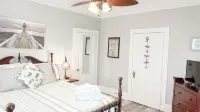 Historic Corner Cottage - Charming 3 Bedroom Walking Distance to Waterfront