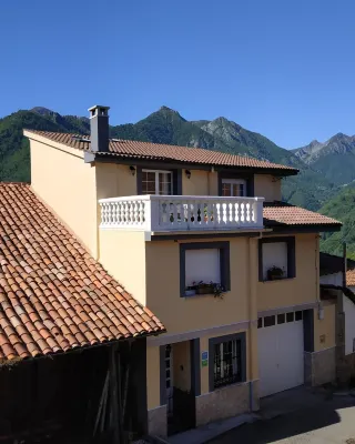 Tourist House La Pandiella Hotels near Puerto del Ponton