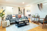 Stylish, Spacious, 4 TV's, Game Room w/ Bar and Lounge Area