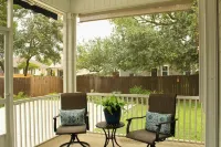 All-American Snowbird Getaway in the Heart of Long Beach! King suite, sleeps 6