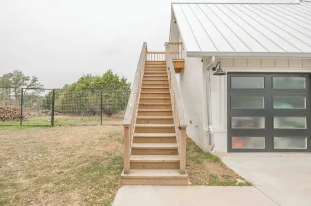 Scarlet Ridge Retreat - Near Wineries & DT Austin!