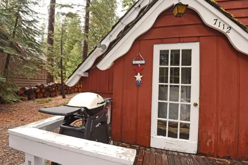 Woodland Chalet 2 mi from Beach Access! - parking