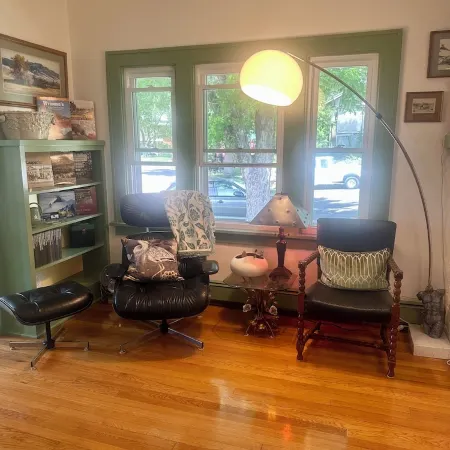 Spacious Vintage Getaway. Walkable!