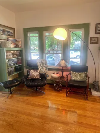 Spacious Vintage Getaway. Walkable!