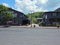 BInnekill Chill Apt 4, in the Village of Margaretville in the Catskill Mountains Hotels in Middletown