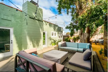 Charming Spanish Bungalow, 2 blocks from the water! Отели рядом с достопримечательностью «Serenity by the Sea»