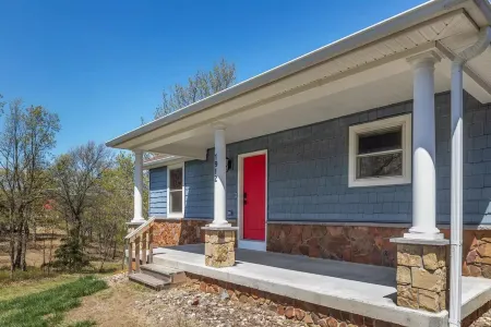 Stunning Views: Secluded 5 bedroom Mountain Home