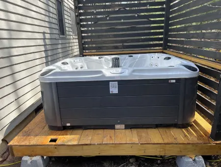 Luxury stay cabin EV ready, hot tub, fast wifi, sunroom, firepit & free cleaning