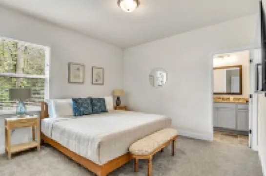 Greer Charm: Pet-Friendly 2BR with Fire Pit