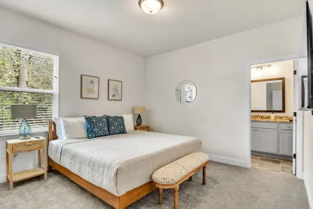 Greer Charm: Pet-Friendly 2BR with Fire Pit Отели в г. Грир