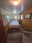 Cozy lakeside home in Three Rivers, great for an outdoorsy bunch!