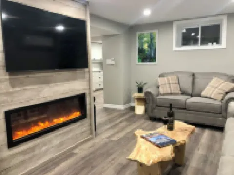 Modern Rustic Charm Apartment. Quiet setting. Only a 4 minute drive to downtown!