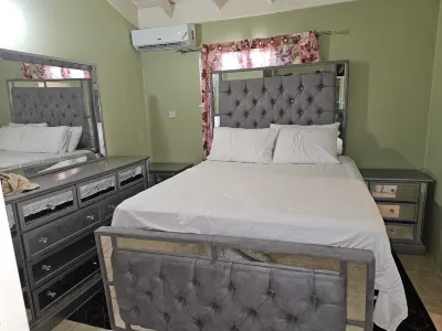 Charming 2-bedroom house with WiFi, AC in enjoyable Falmouth Hôtels à : 