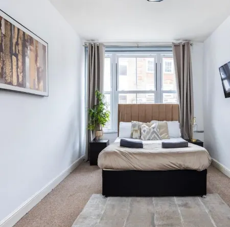 Modern & Huge 3Br Home High Street Location by Luxiety Stays