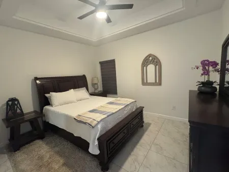 Gorgeous 3 Bd/ 2 Bth Apartment in San Juan Отели в г. Сан - Хуан