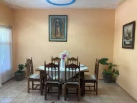 Amplia casa de 6 cuartos, alberca, aire acondicionado, y WiFi. Hotels in La Penita de Jaltemba