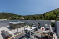 Villa Todo with heated pool and jacuzzi Hotels in Vinišće