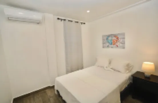 Charming & Spacious 2-bedroom Apartment Near Ocean-Starfish Villa Hotels in 