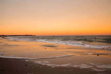 Renovated-Beach Bungalow-Walk to Beach