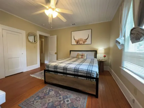 4-bedroom house in peaceful Valdosta 4 queen beds, 3 sofa beds w/ full amenities