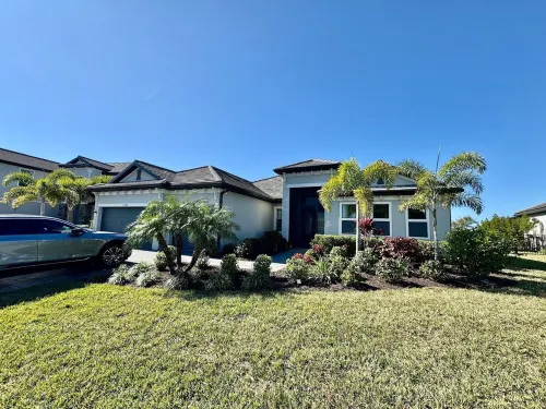 Spacious 4-bedroom pool house in  Fort Myers with Resort Style Amenities