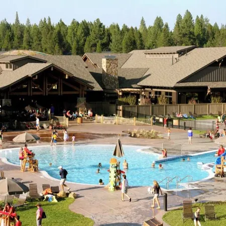 Cozy Sunriver Condo w/Pool Sharc Passes! Close to Sunriver Lodge & Shopping.