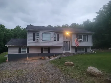 Stay at Red Squirrel, 4-bedroom house with AC in East Stroudsburg