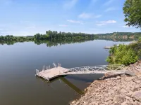 Charming 3-bedroom Tennessee River cabin with WiFi, AC & dock near Savannah, TN