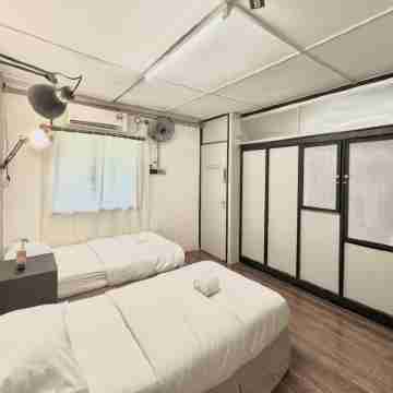 Charming 4-bedroom lodge with AC and WiFi in fabulous Ipoh Rooms