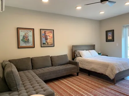 Historic Downtown Bristol Studio - Free Parking - Steps from State Street Отели в г. Бристоль