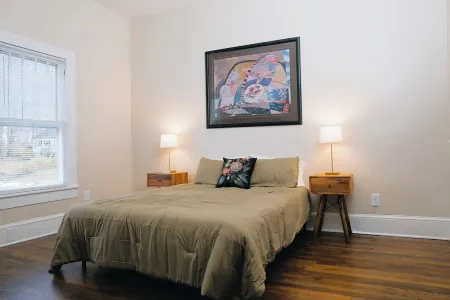 Charming 3BR/2BA Sleeps 6 in Graham, NC has everything you need! Отели в г. Грейам