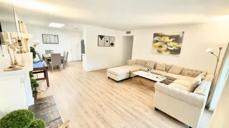 Charming 4-bedroom house in delightful Rowland Heights with WiFi, AC Отели рядом с достопримечательностью «Библиотека Роленд Хай Скул»