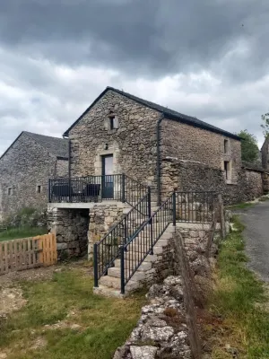 Le P'tit Pelet, a house in the heart of the rocks Hotel a Fraissinet-de-Fourques
