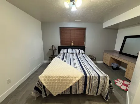 Chic 1-bedroom apartment in fabulous Pleasant Grove Отели в г. Плезант Гров