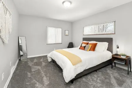 Downtown Wyandotte, Clean and Cozy!