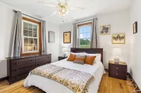 Upscale Mid-Century Charmer! 3-bdrm house w/AC and fitness room in Springfield