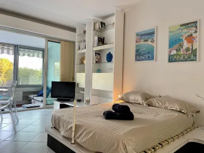 Beautiful air-conditioned studio, sea view, swimming pool and park Hôtels à proximité de : Ile de Bendor