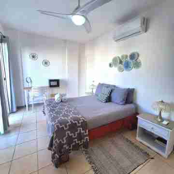 - Walking Distance 2-bedroom apartment with AC, WiFi in Tamarindo Beach Rooms