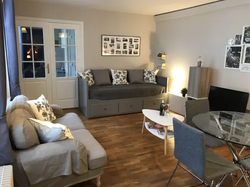 LES LOGETTES APARTMENT, 10 SECONDS FROM THE PORT IN A QUIET LOCATION