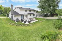 Modern 6Br West Omaha, 2-Car Garage, W/D, Smart TV, Pet-Friendly, 1 Gbps