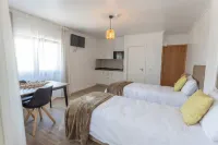 Room with private bathroom and balcony with pool view at Casa das Vinhas in Sesimbra