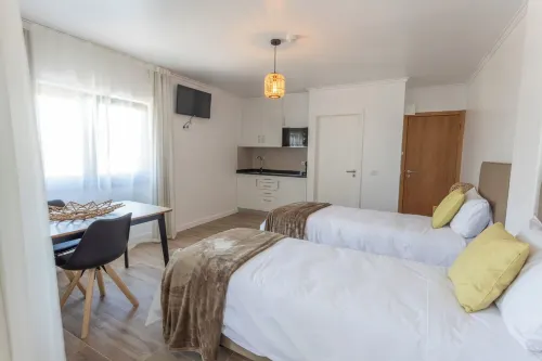 Room with private bathroom and balcony with pool view at Casa das Vinhas in Sesimbra