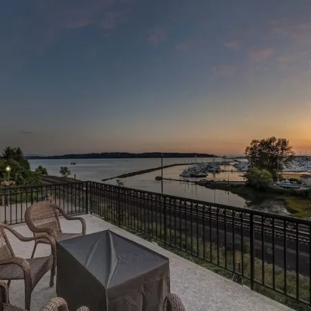 “Inn on the Harbor” Stunning sunsets, centrally located, cozy getaway!