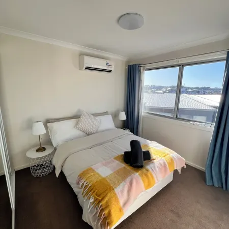 Stylish 4 bedroom 3 bathroom lakeside townhouse