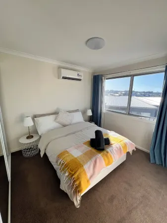 Stylish 4 bedroom 3 bathroom lakeside townhouse Отели в г. Филлип